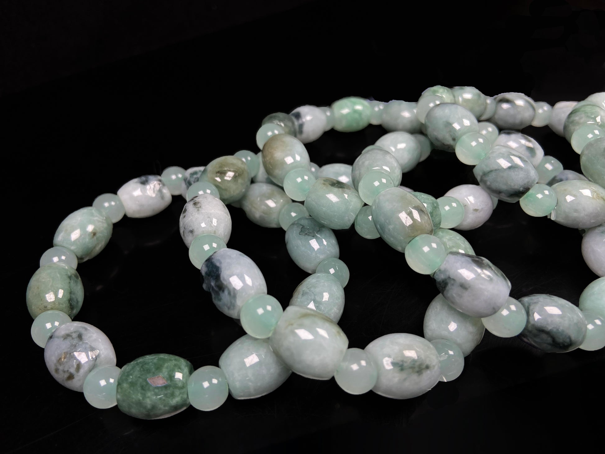 A group of tri-color green white gray barrel & round beads jadeite beads bracelet.