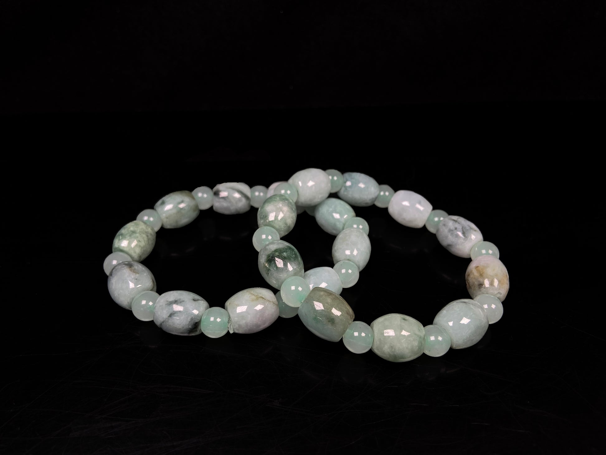 A group of tri-color green white gray barrel & round beads jadeite beads bracelet.