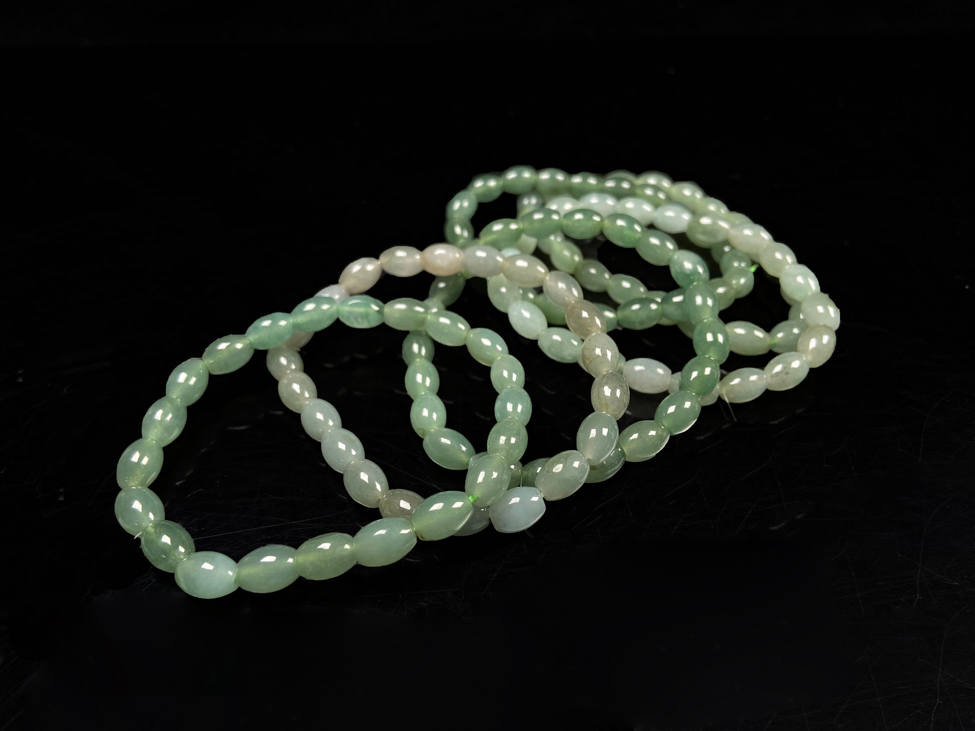 A green shadow luminance jadeite beads bracelet group.