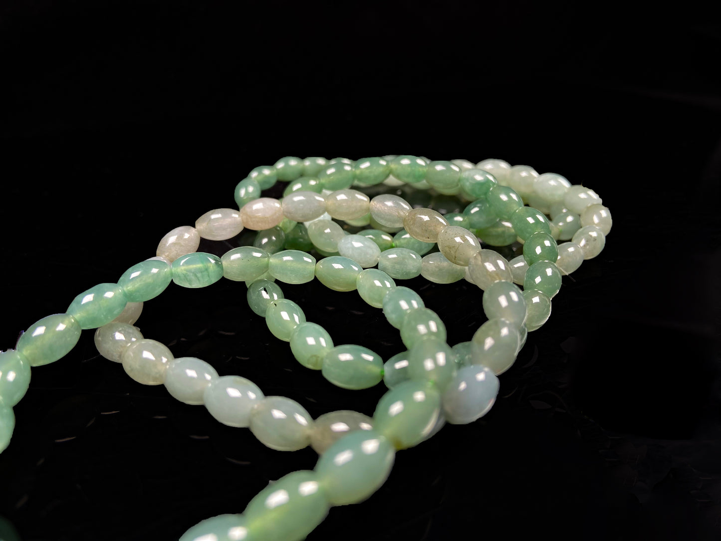 A green shadow luminance jadeite beads bracelet group.