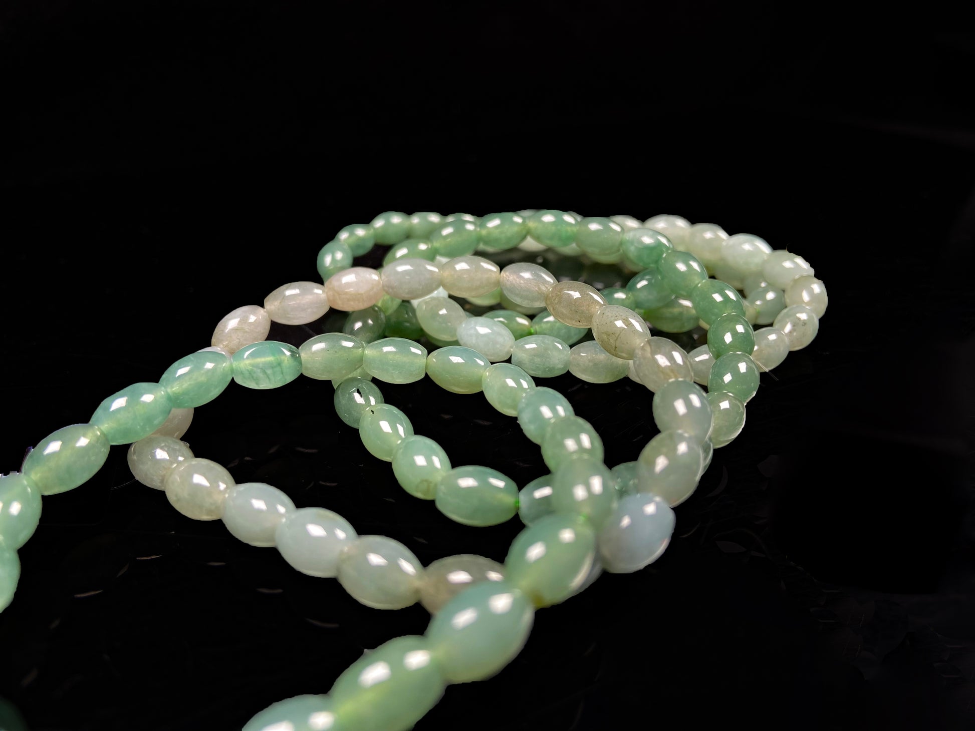 A green shadow luminance jadeite beads bracelet group.