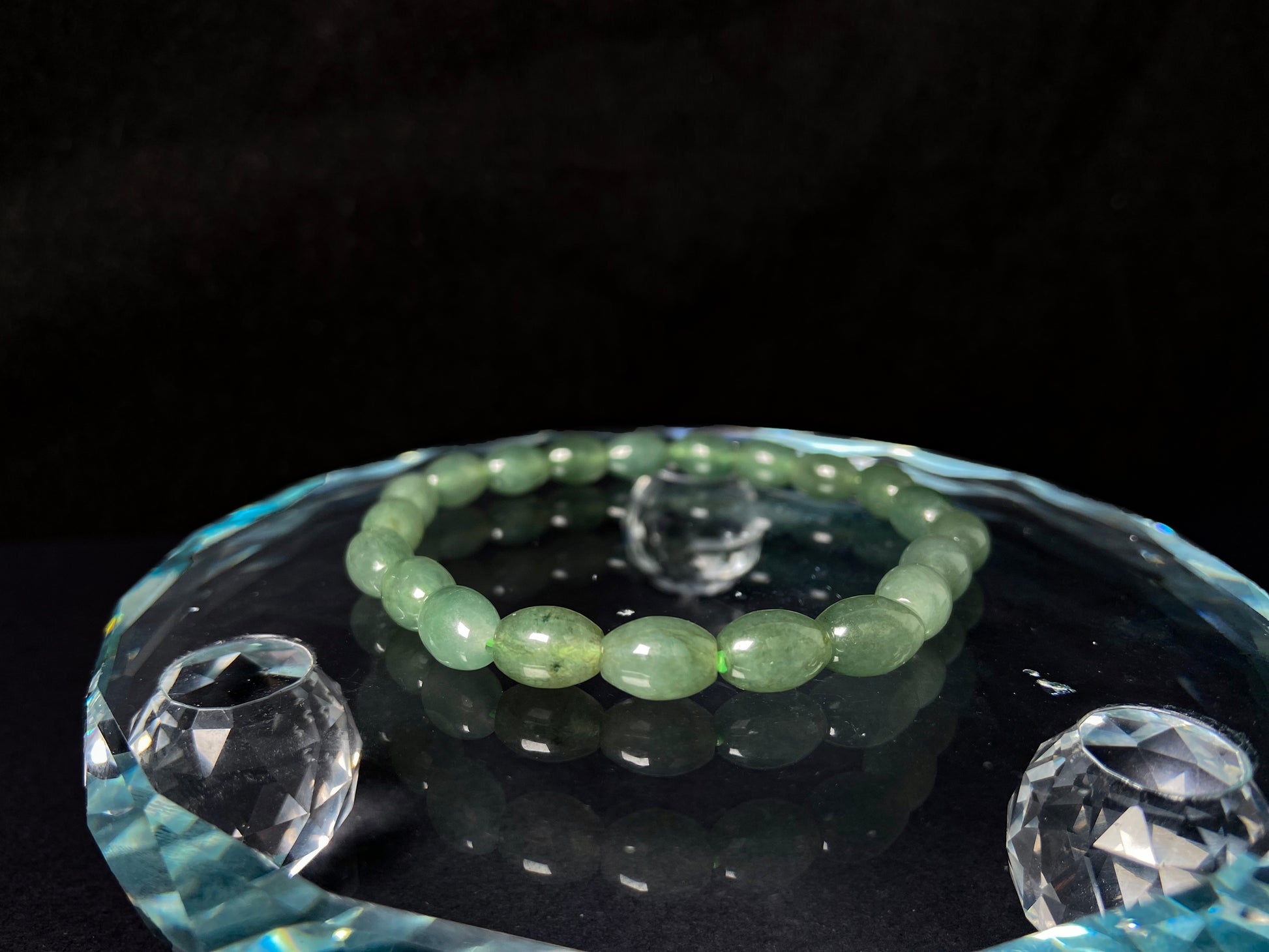 A green shadow luminance jadeite beads bracelet.