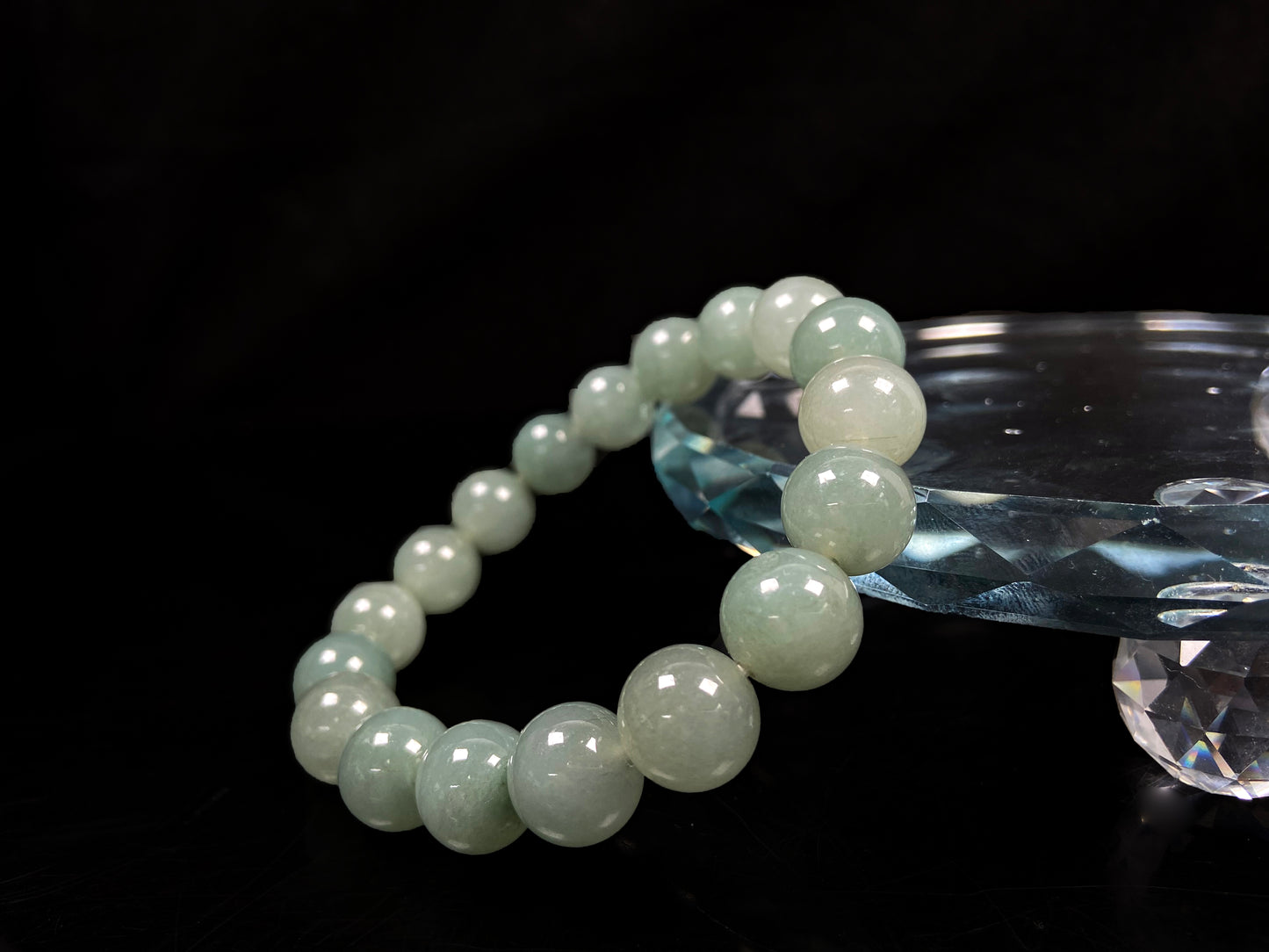 A cool minty green jadeite beads bracelet.