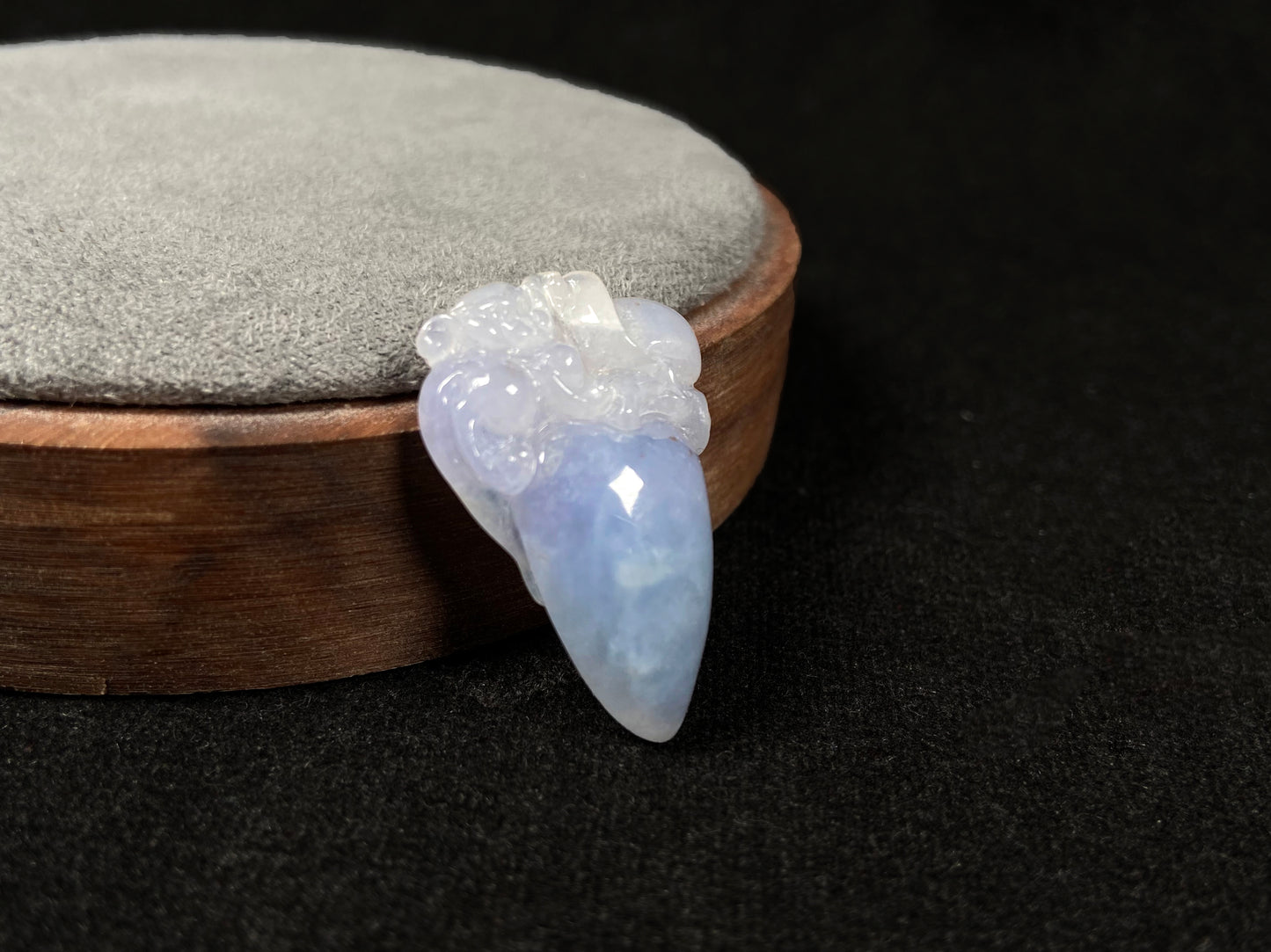 A delicate white and purple jadeite chili.