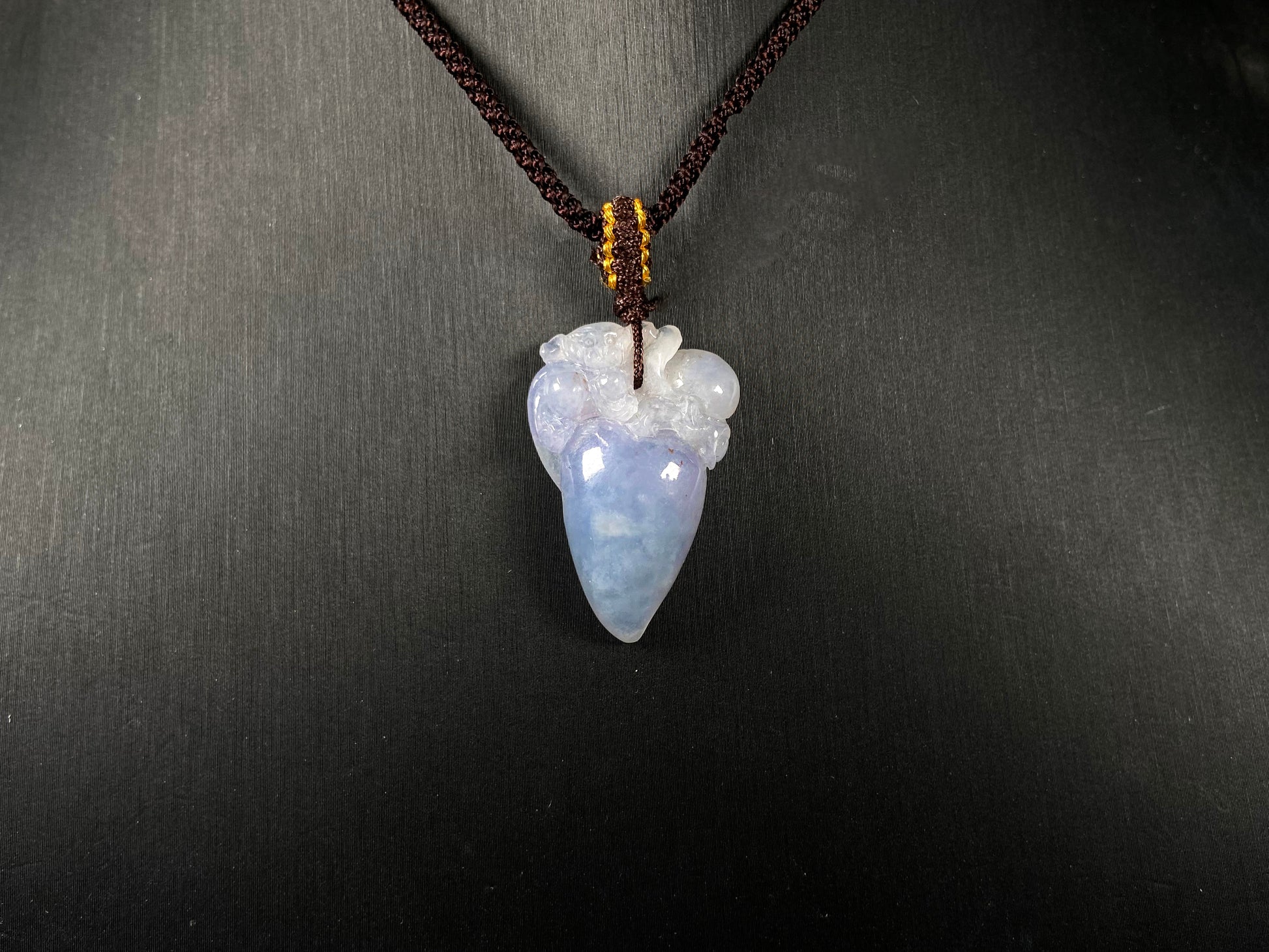 A delicate white and purple jadeite chili.