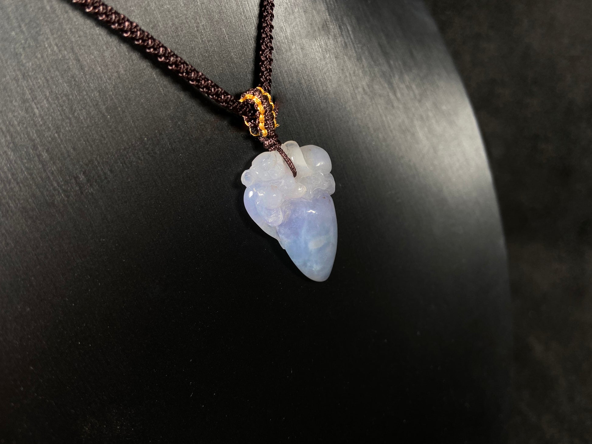 A delicate white and purple jadeite chili.