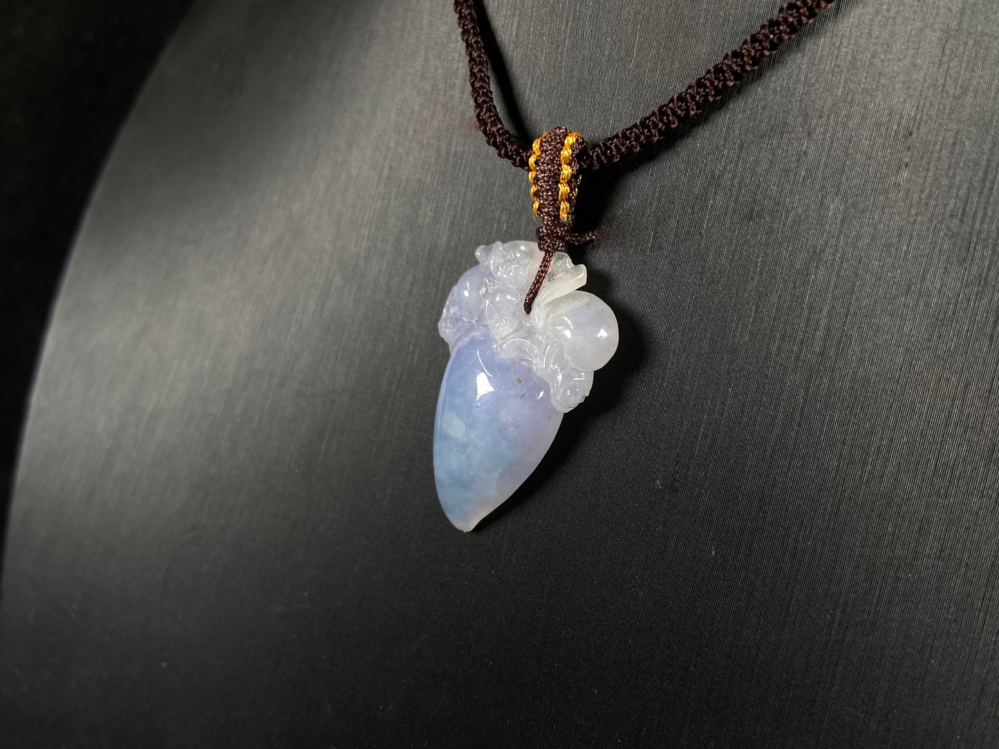 A delicate white and purple jadeite chili.