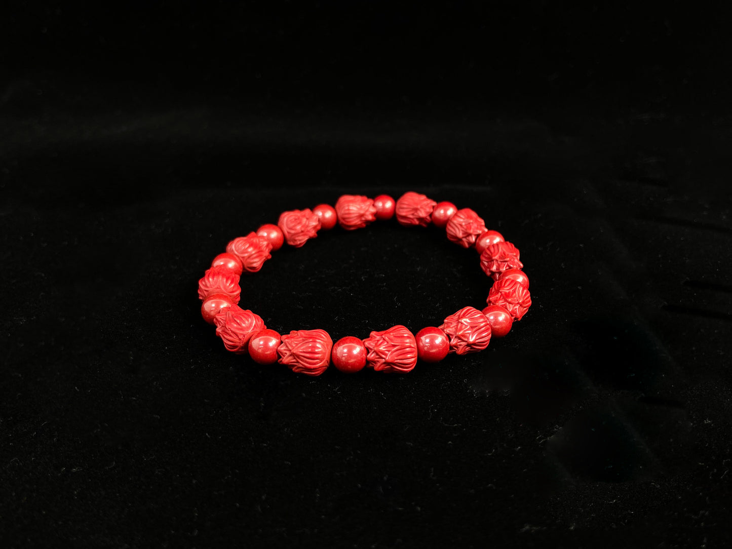 This cinnabar bracelet is composed of a turning bead and a lotus bead.
