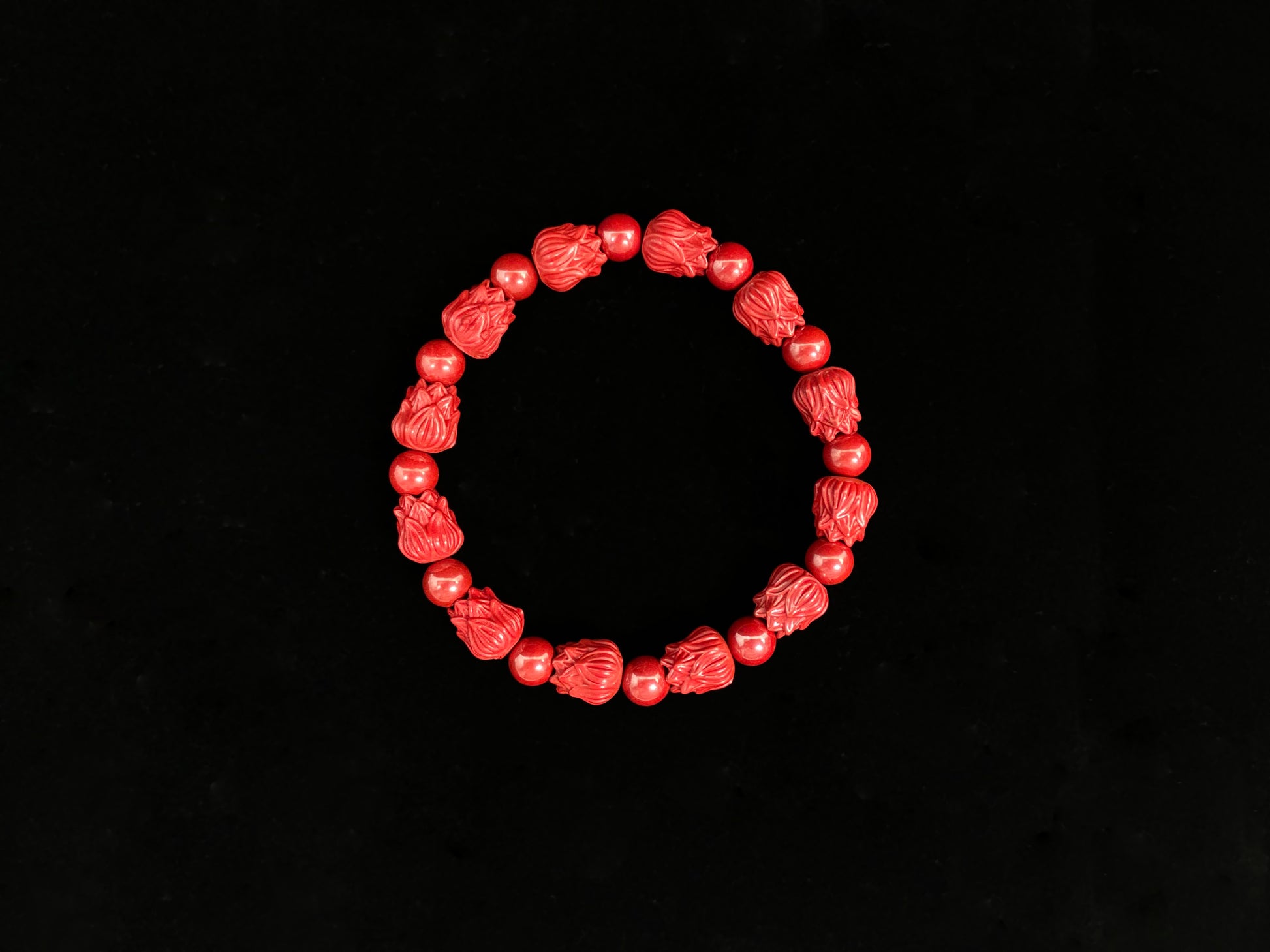 This cinnabar bracelet is composed of a turning bead and a lotus bead.
