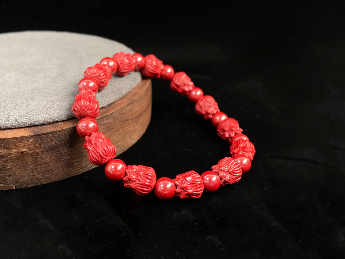This cinnabar bracelet is composed of a turning bead and a lotus bead.
