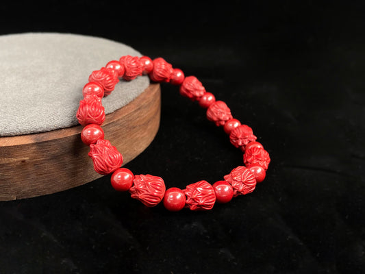 This cinnabar bracelet is composed of a turning bead and a lotus bead.