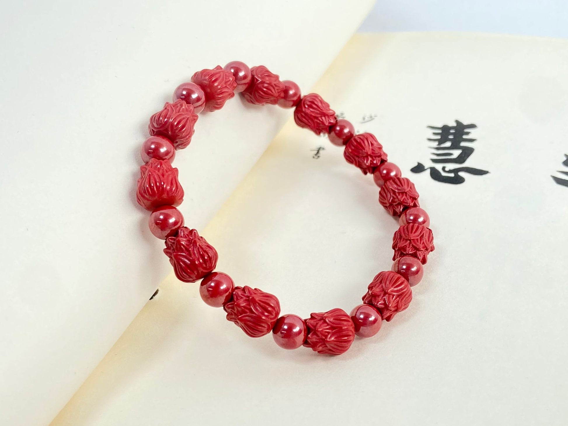 This cinnabar bracelet is composed of a turning bead and a lotus bead.