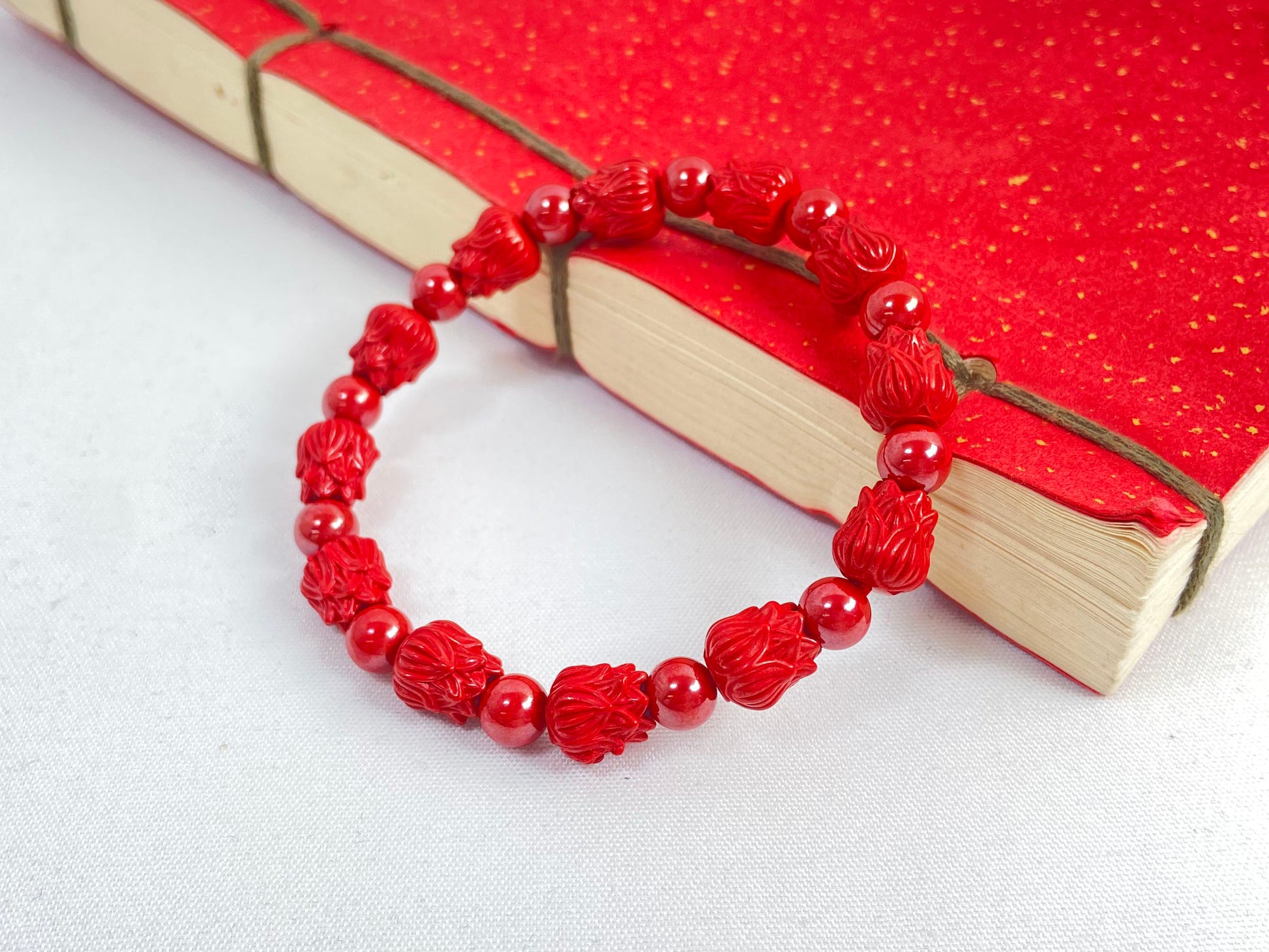 This cinnabar bracelet is composed of a turning bead and a lotus bead.