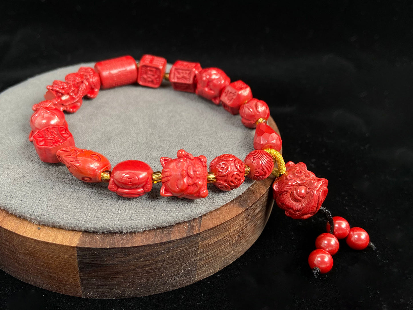 This cinnabar bracelet features various beads, such as coins, guardian lions, nine-tailed foxes, and more.