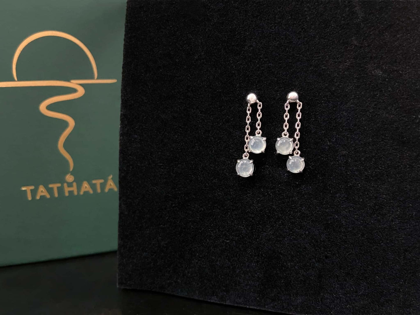 A clear water twin drops jadeite earring.
