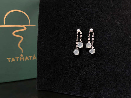 A clear water twin drops jadeite earring.