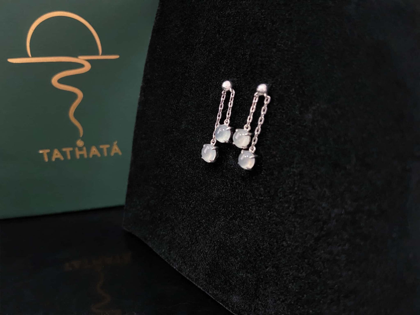 A clear water twin drops jadeite earring.