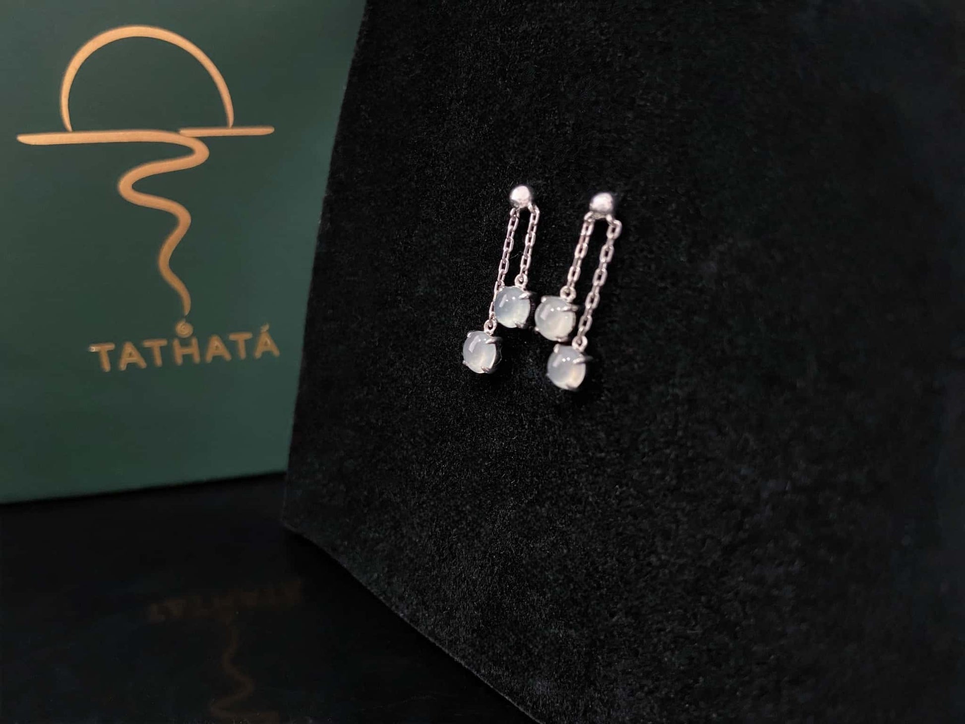 A clear water twin drops jadeite earring.