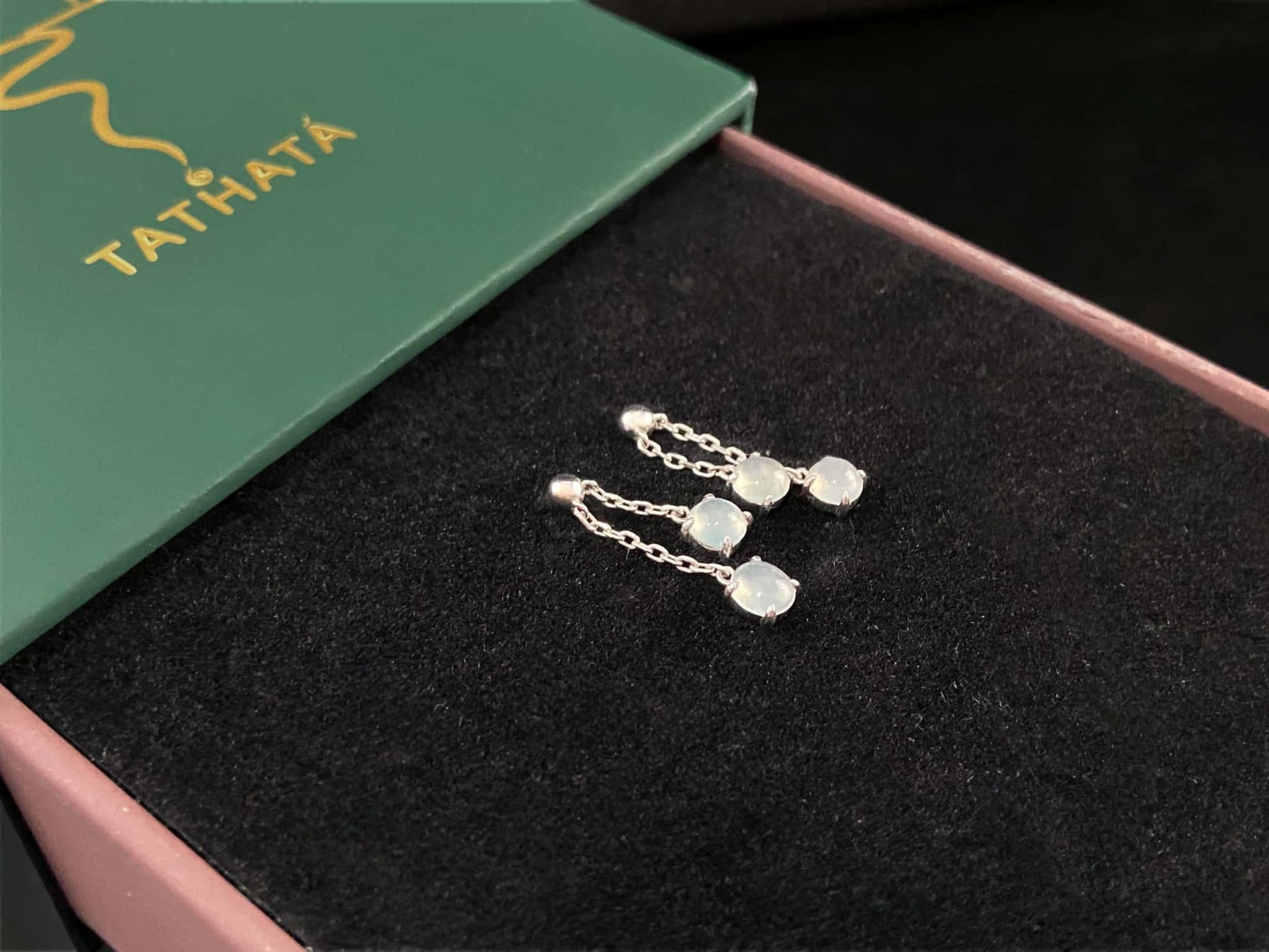 A clear water twin drops jadeite earring.