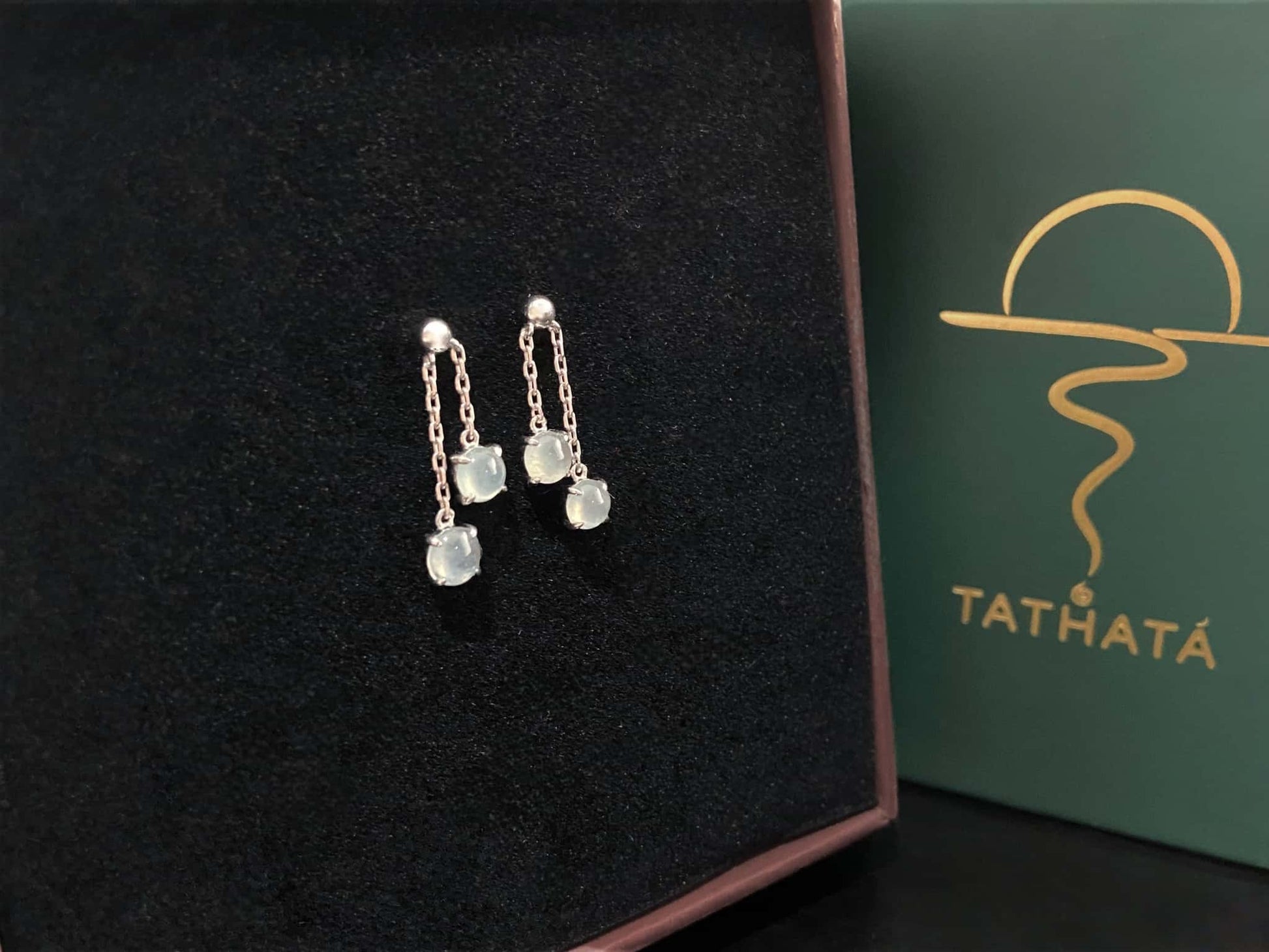 A clear water twin drops jadeite earring.