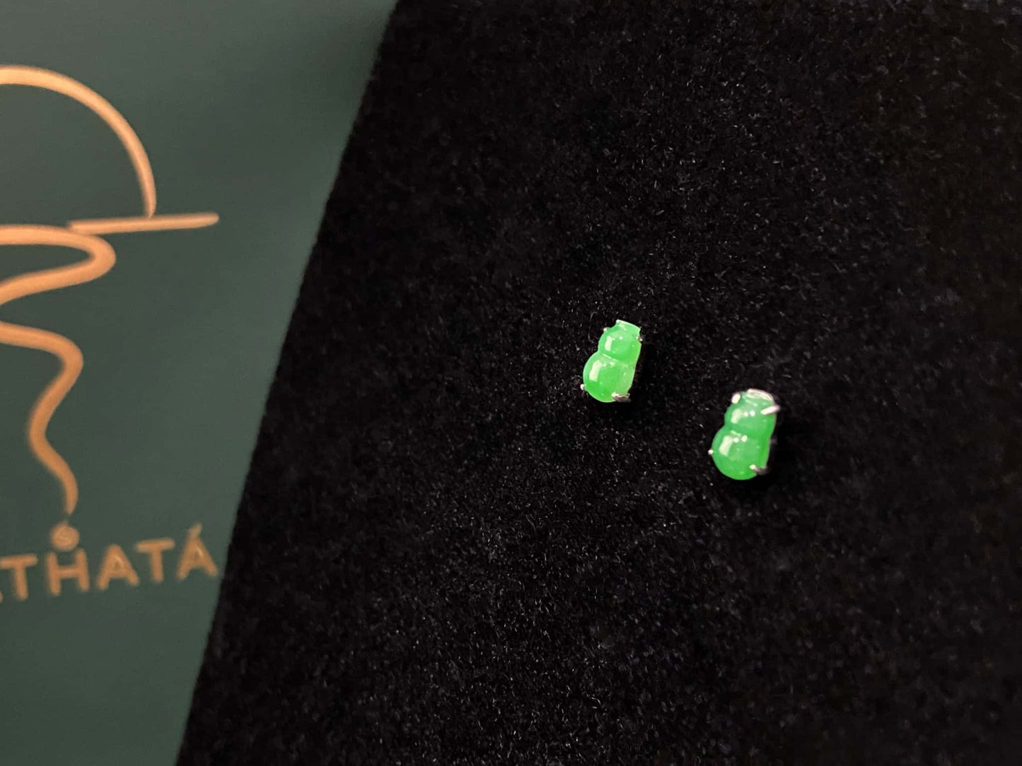 A lucky pair green gourd jadeite earring.