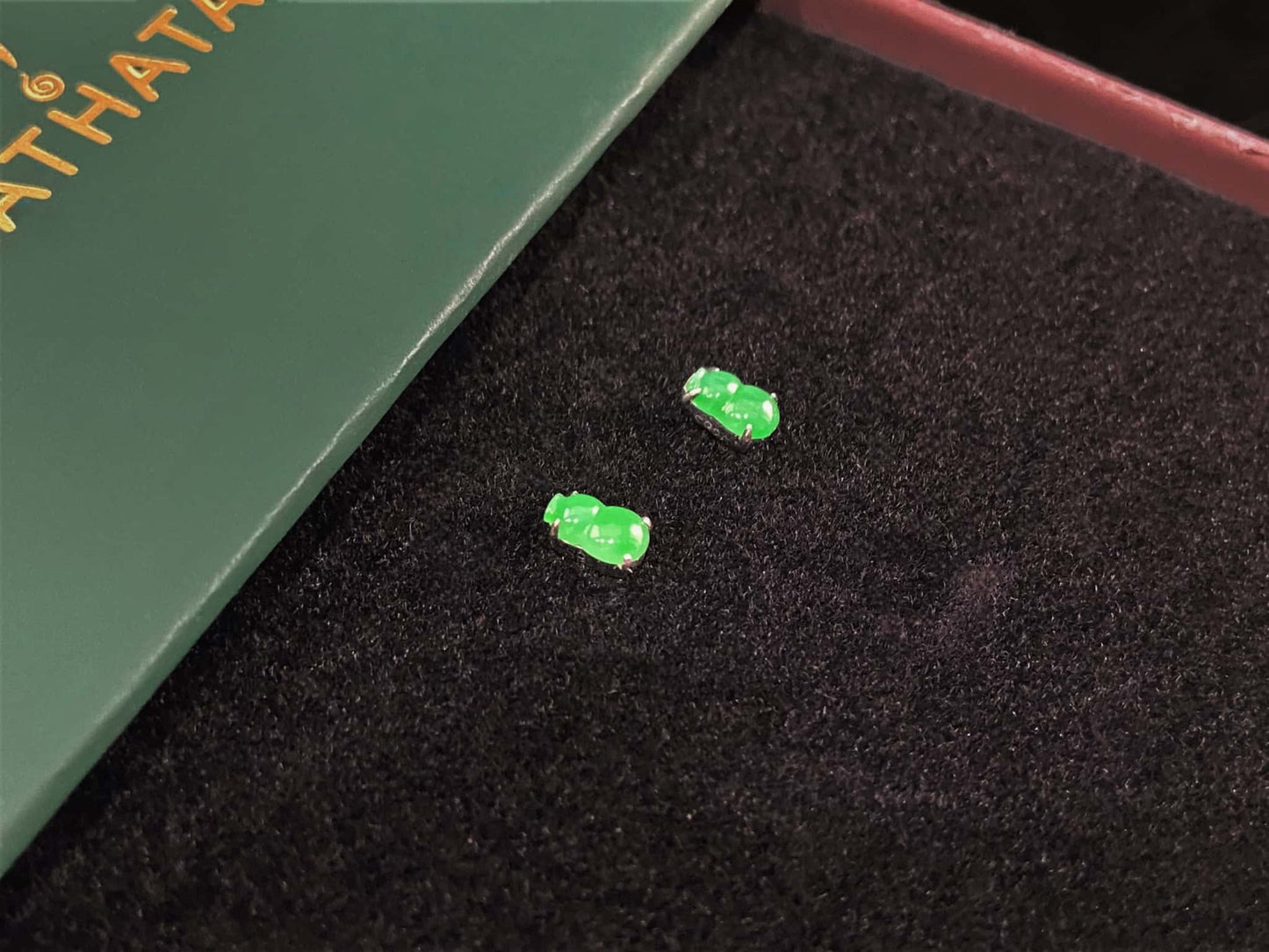 A lucky pair green gourd jadeite earring.