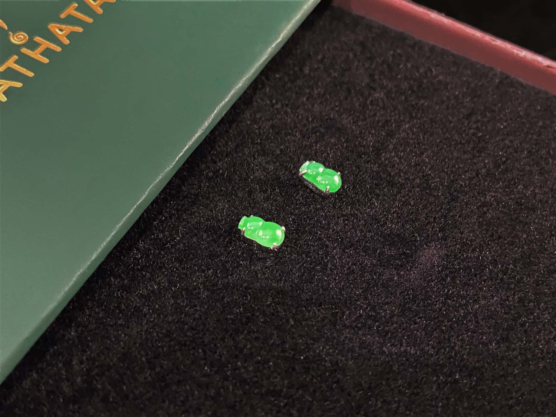 A lucky pair green gourd jadeite earring.