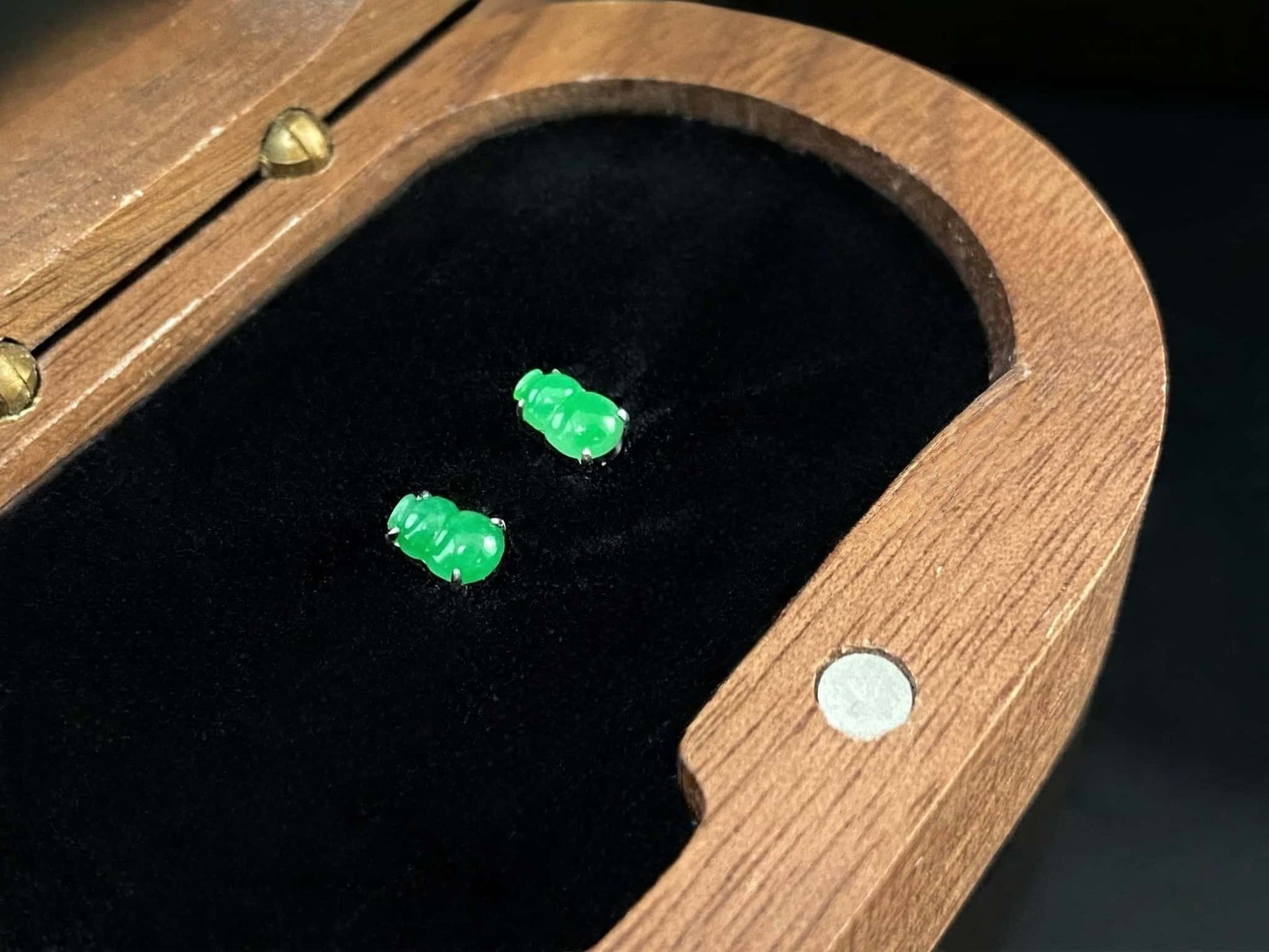 A lucky pair green gourd jadeite earring.