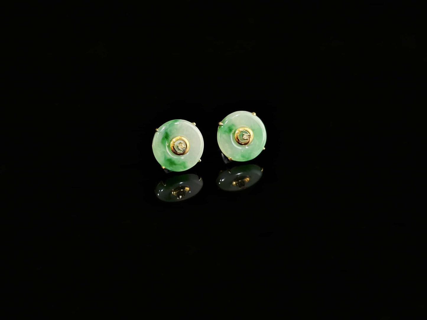 A breeze green peace discs jadeite earring.