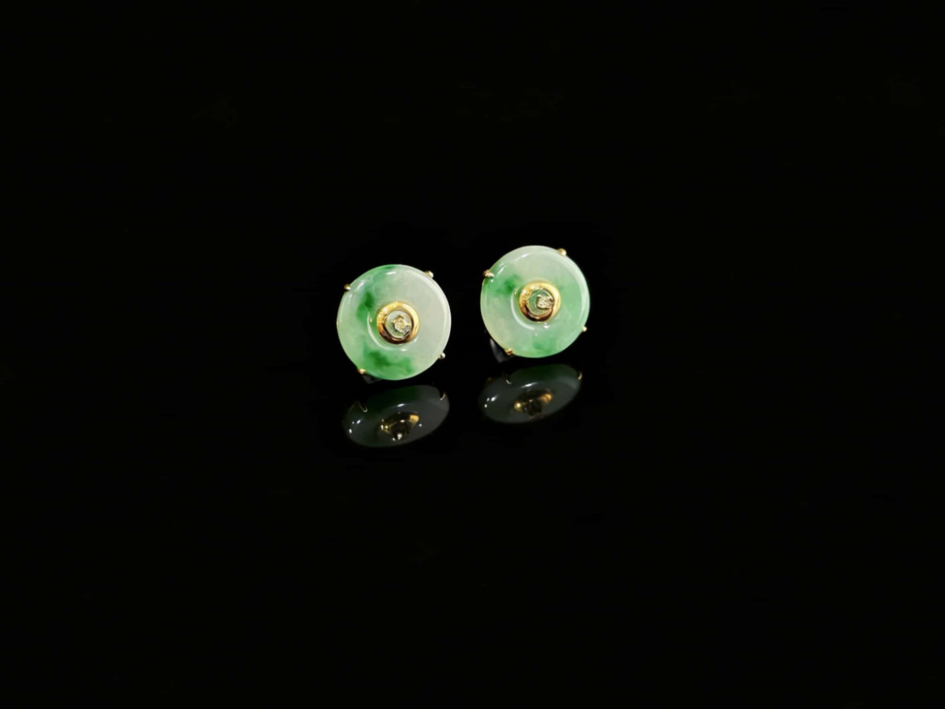 A breeze green peace discs jadeite earring.