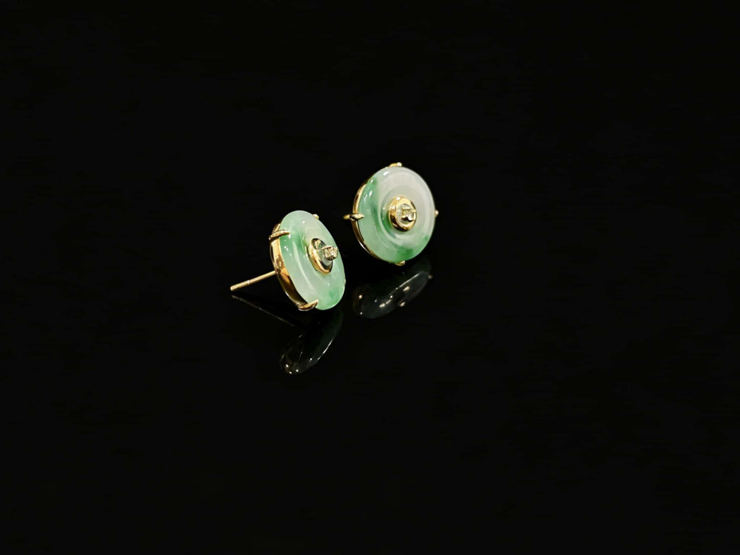 A breeze green peace discs jadeite earring.