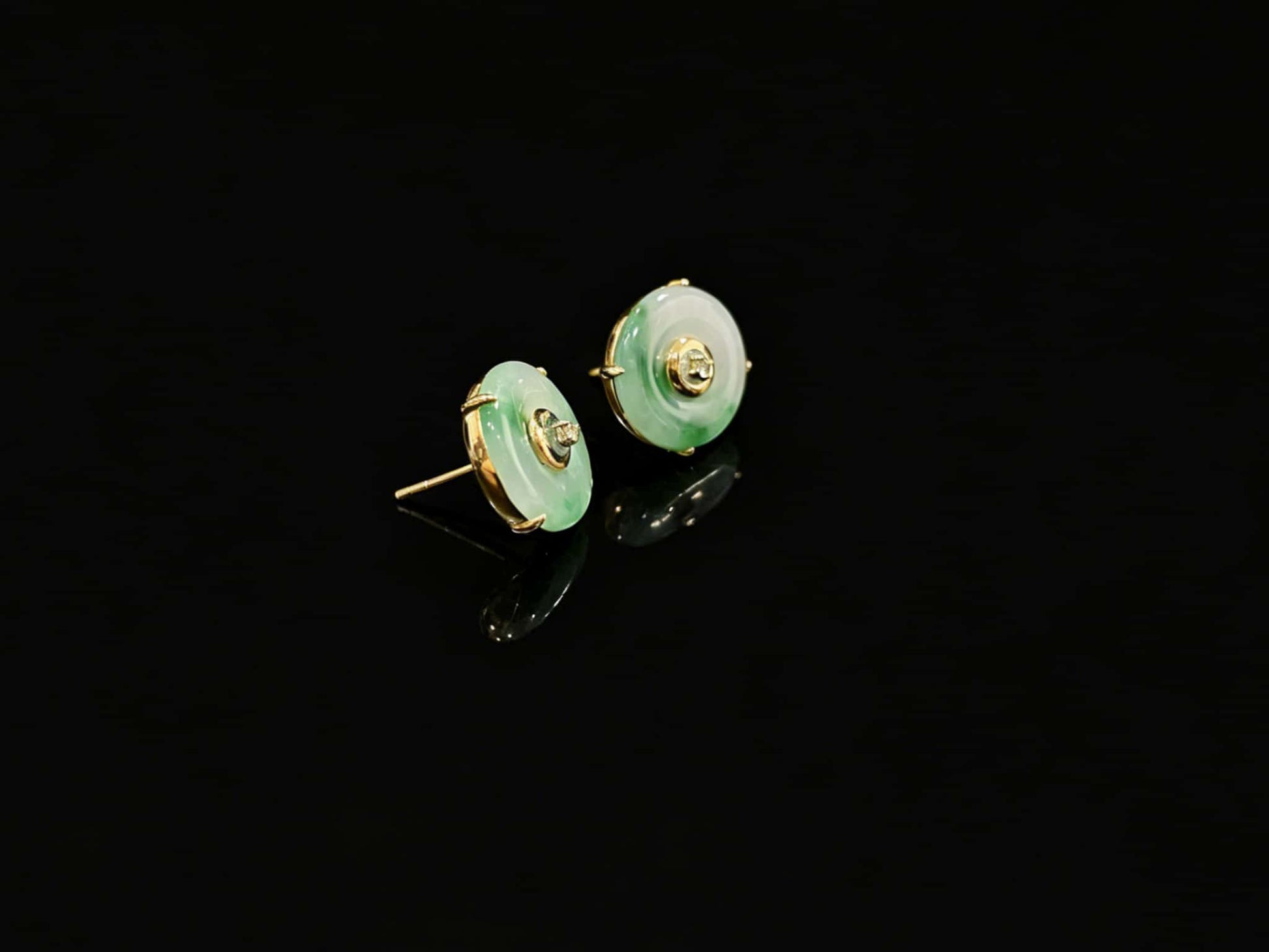 A breeze green peace discs jadeite earring.