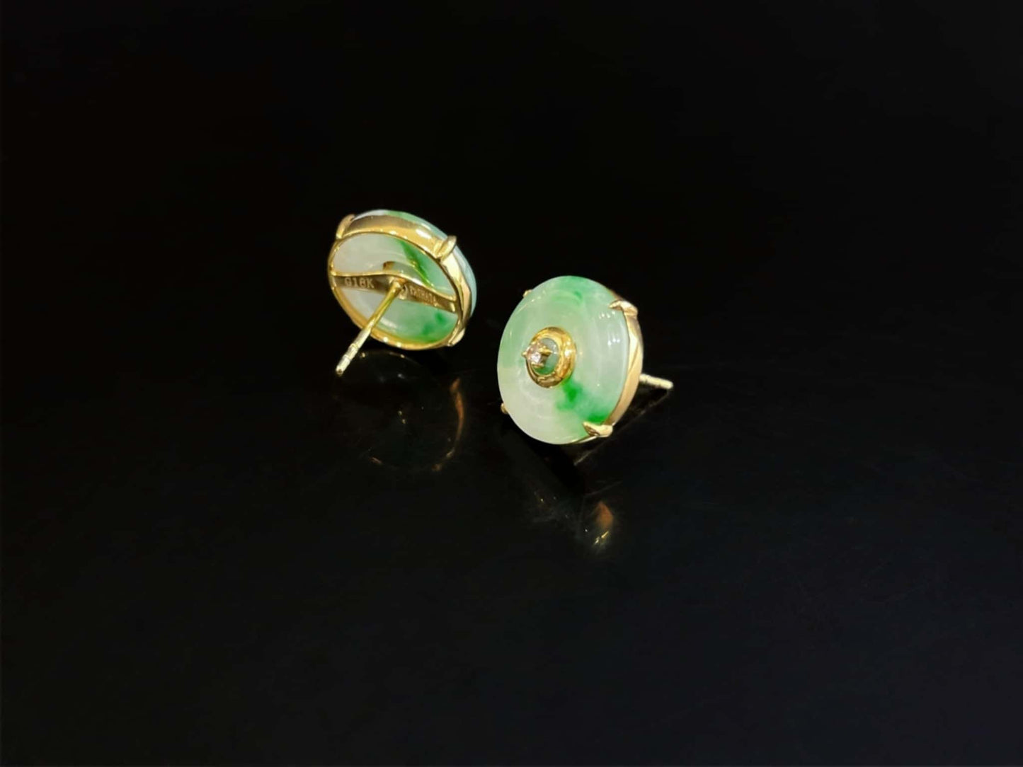 A breeze green peace discs jadeite earring.