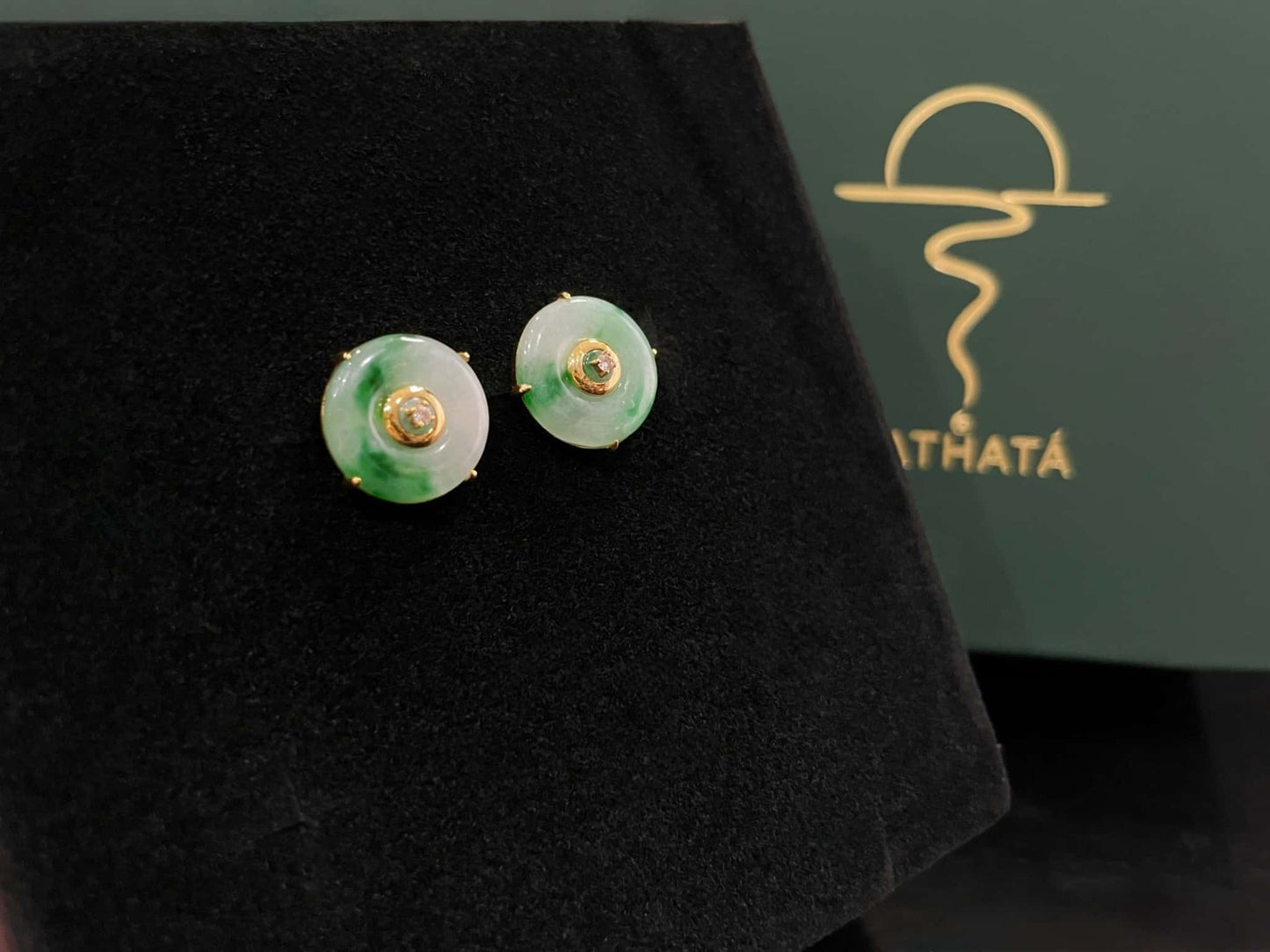 A breeze green peace discs jadeite earring.