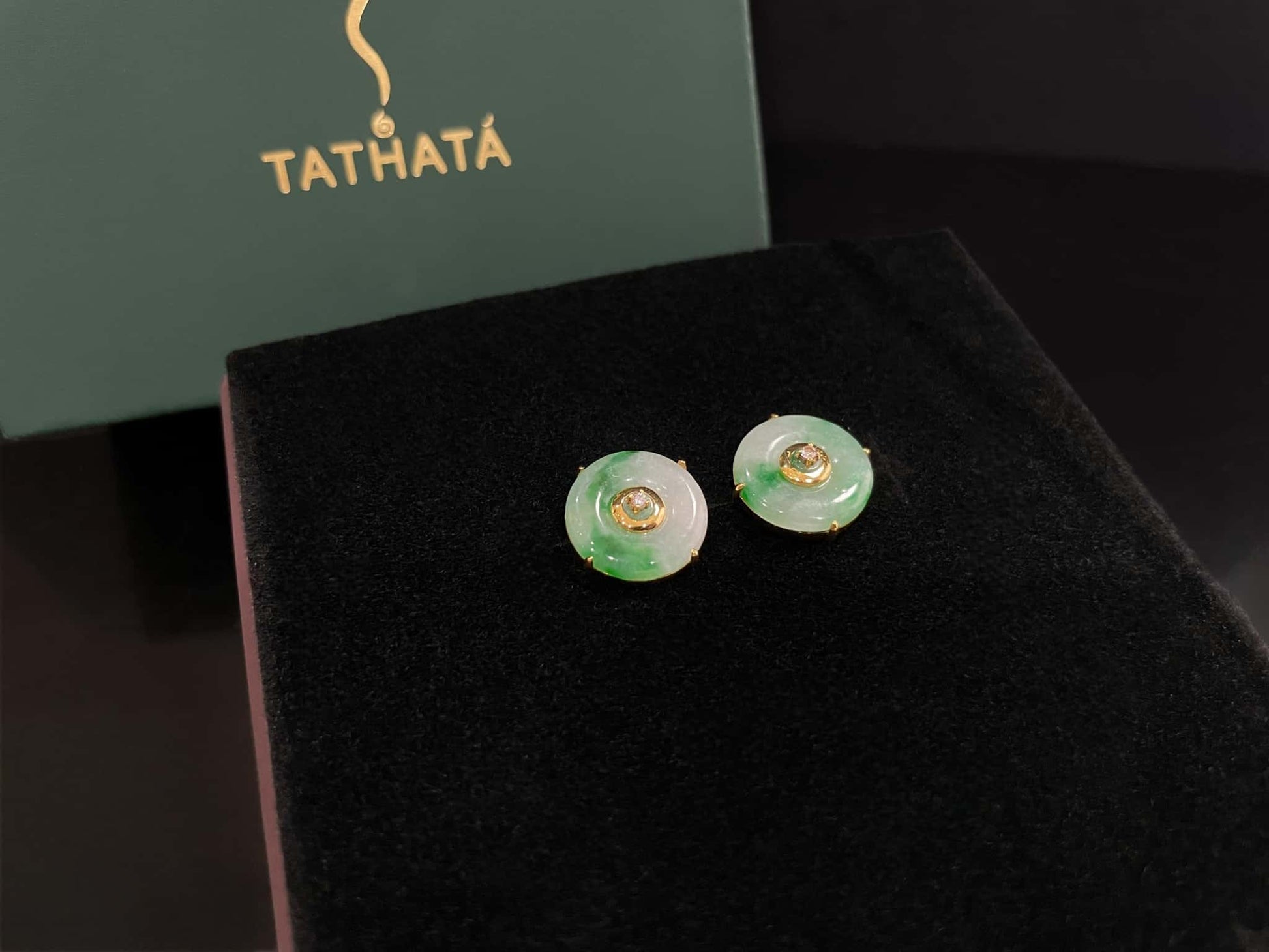 A breeze green peace discs jadeite earring.