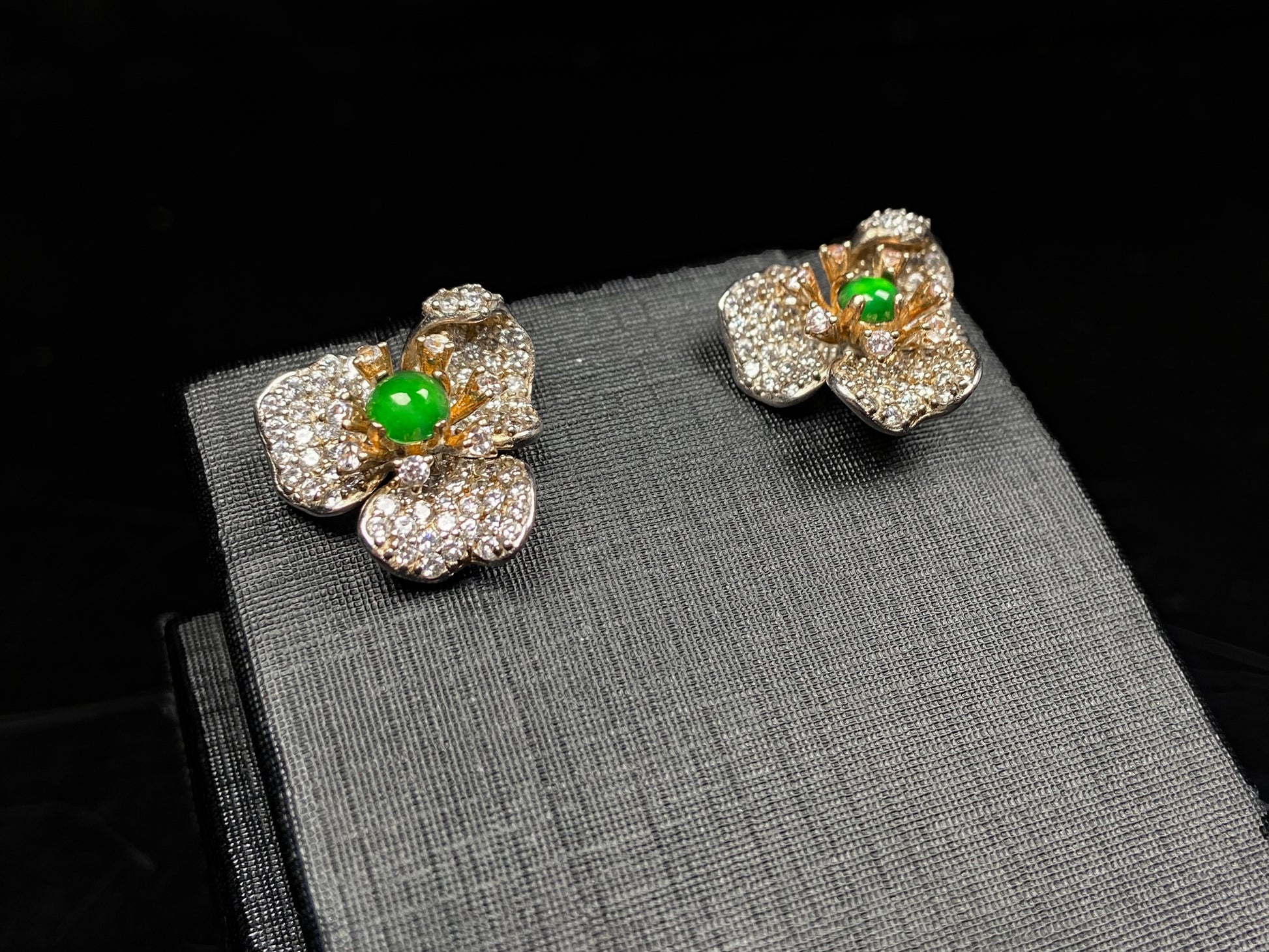 A golden white blossom green heart jadeite earring.