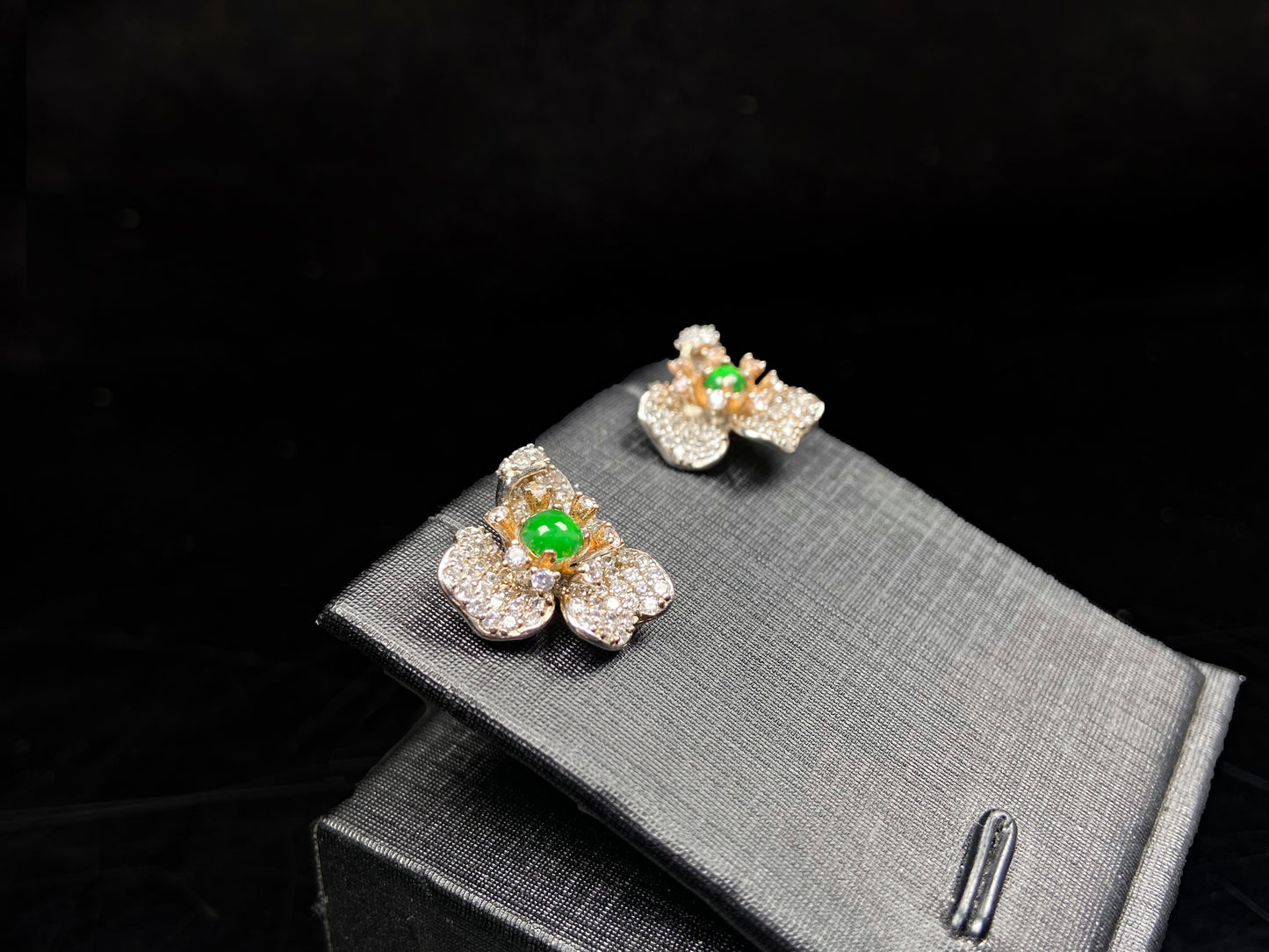 A golden white blossom green heart jadeite earring.
