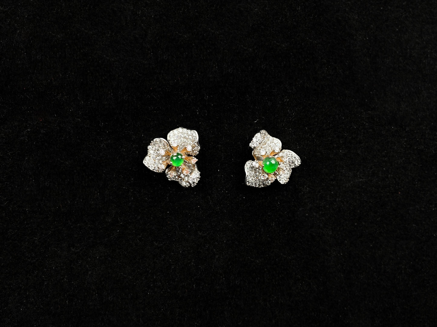 A golden white blossom green heart jadeite earring.