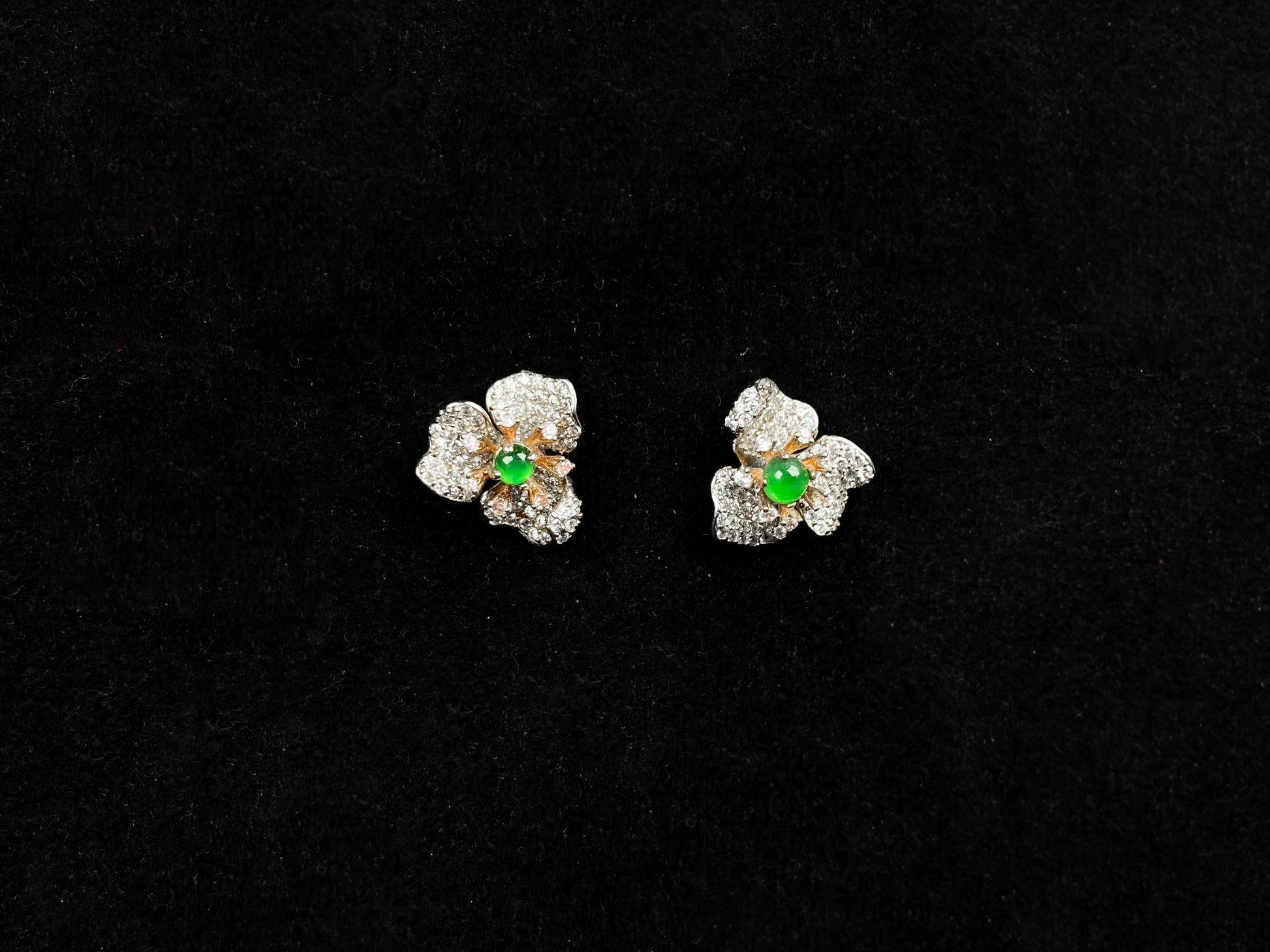 A golden white blossom green heart jadeite earring.