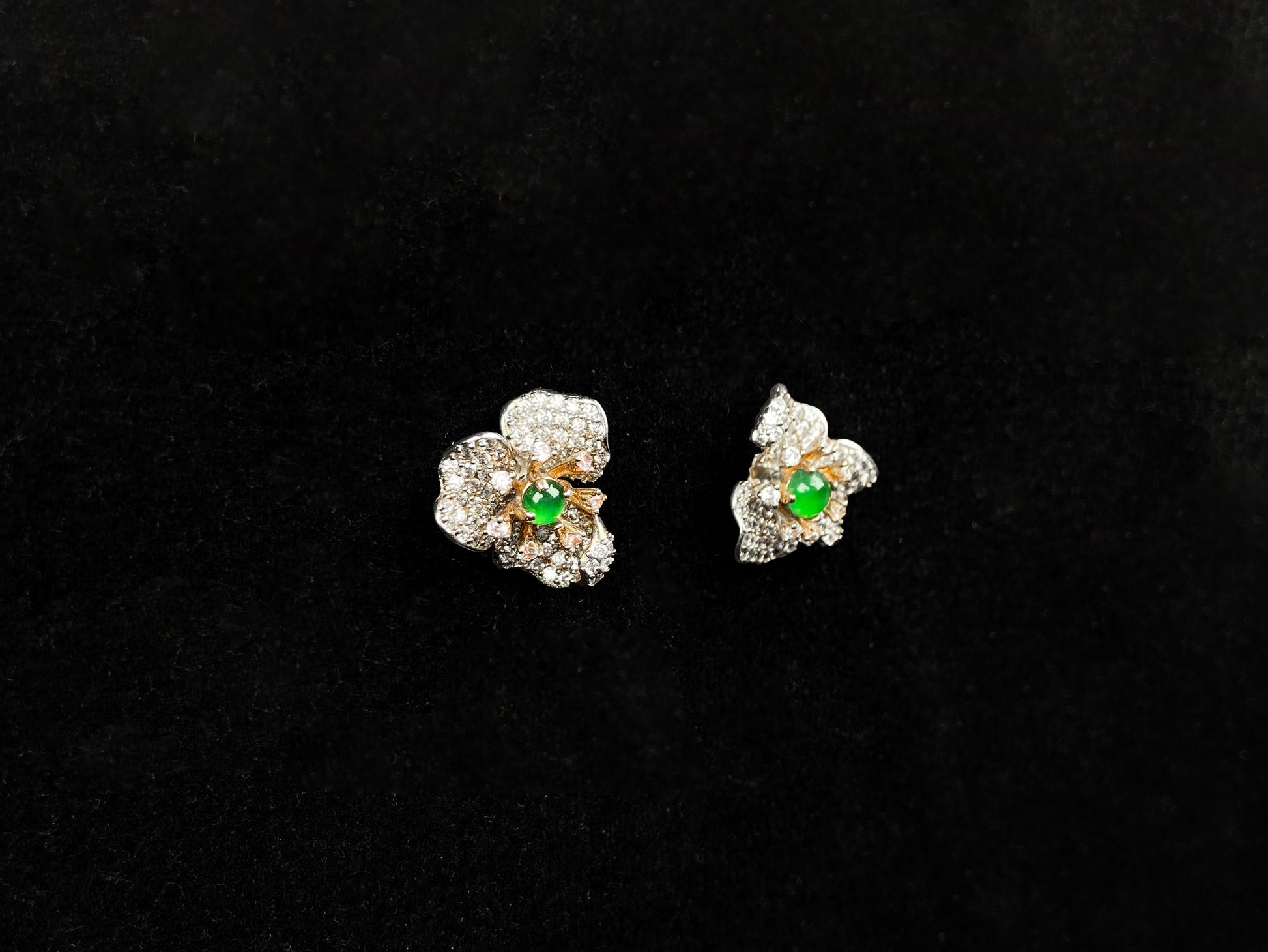 A golden white blossom green heart jadeite earring.