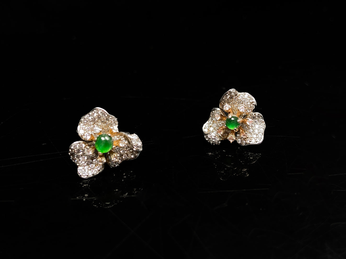 A golden white blossom green heart jadeite earring.