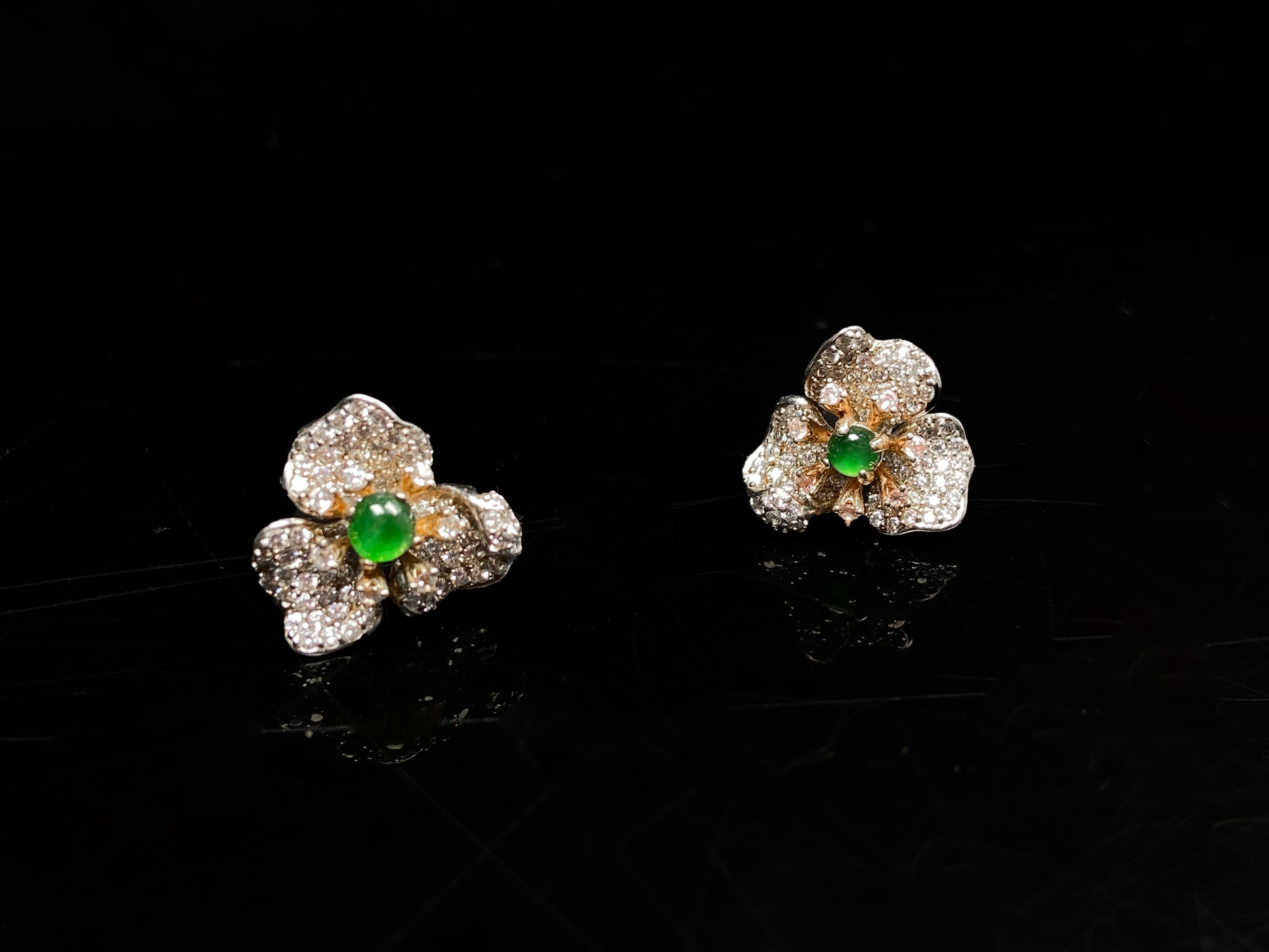 A golden white blossom green heart jadeite earring.
