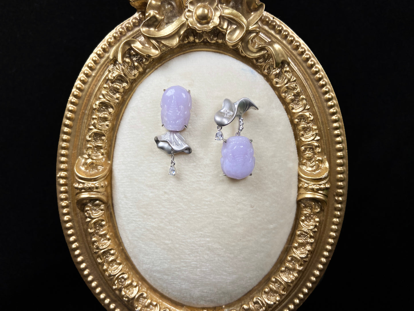 A violet pixiu with petal jadeite earring.