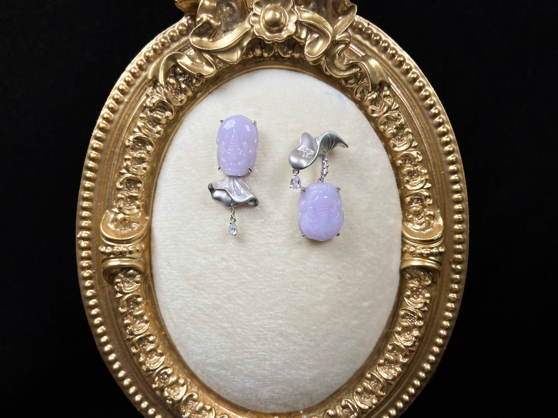 A violet pixiu with petal jadeite earring.