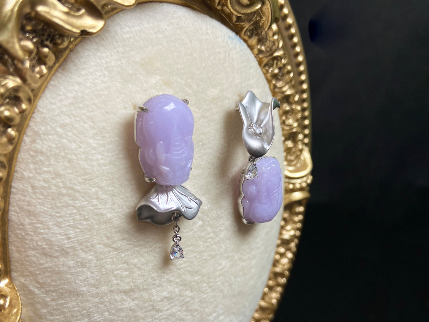 A violet pixiu with petal jadeite earring.