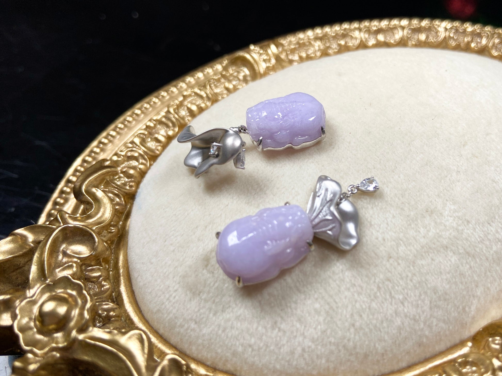 A violet pixiu with petal jadeite earring.