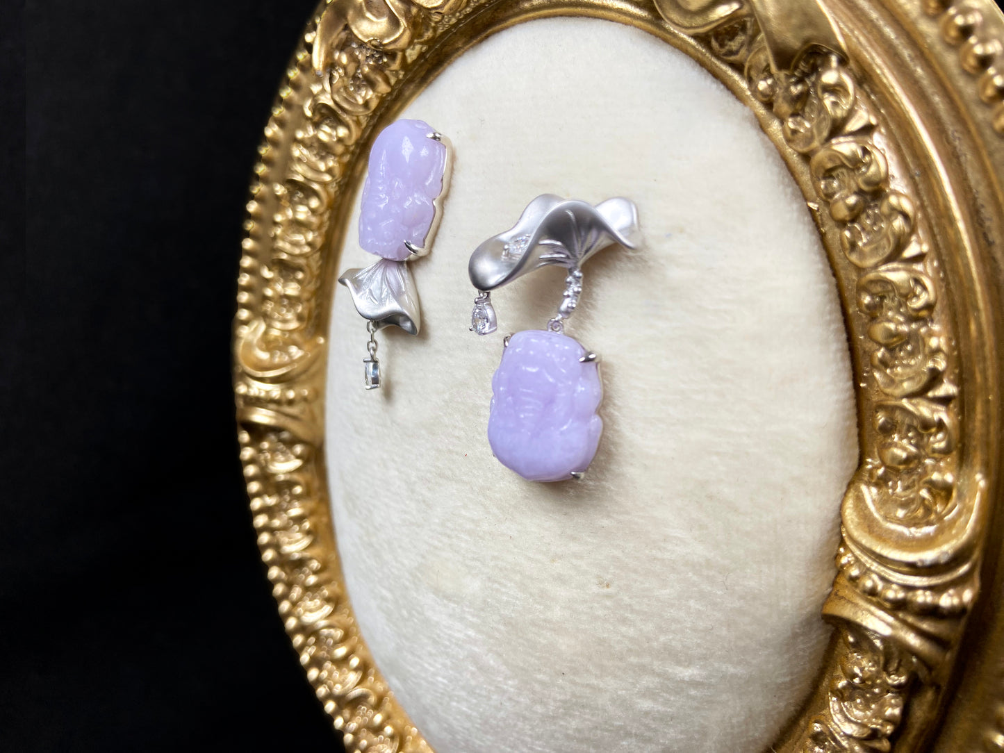 A violet pixiu with petal jadeite earring.