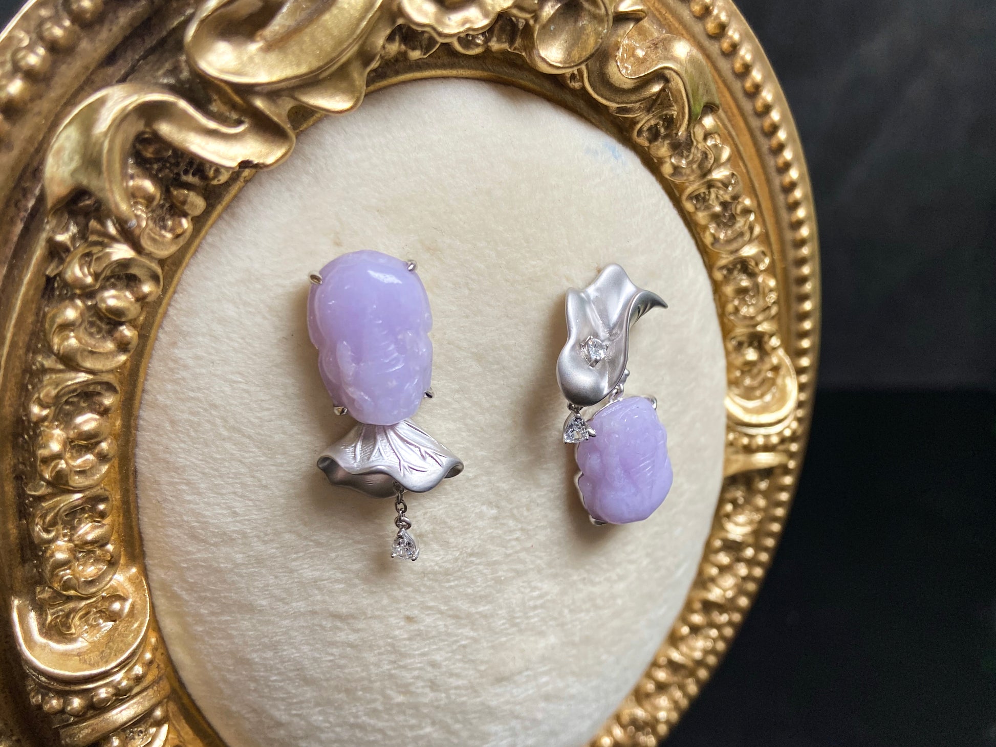 A violet pixiu with petal jadeite earring.