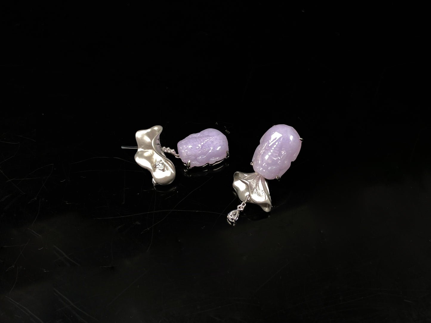 A violet pixiu with petal jadeite earring.