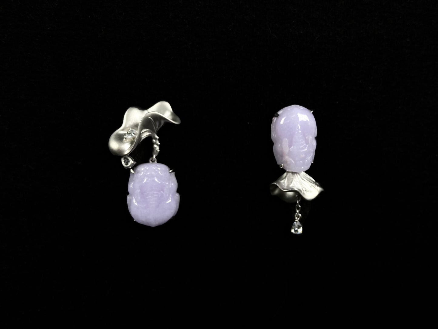 A violet pixiu with petal jadeite earring.